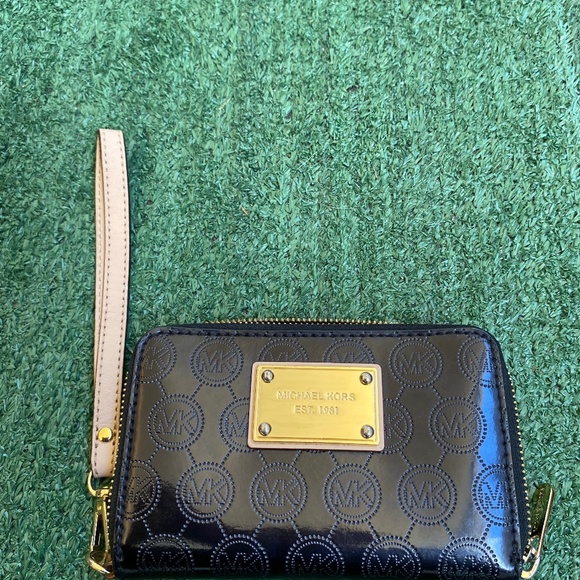 Micheal Kors wristlet - Picture 1 of 6